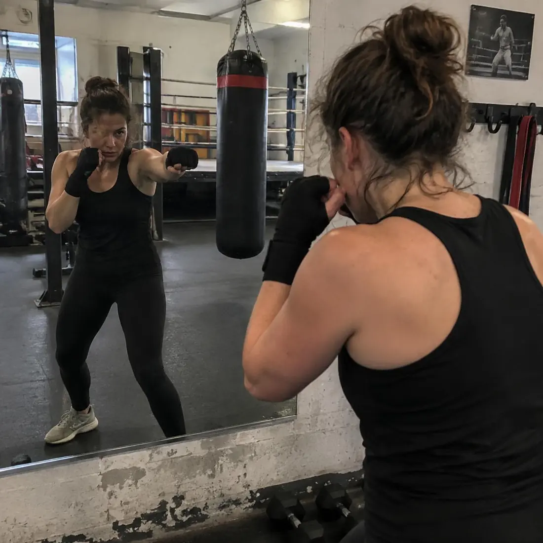 Pratiquante réalisant une séance de shadow boxing